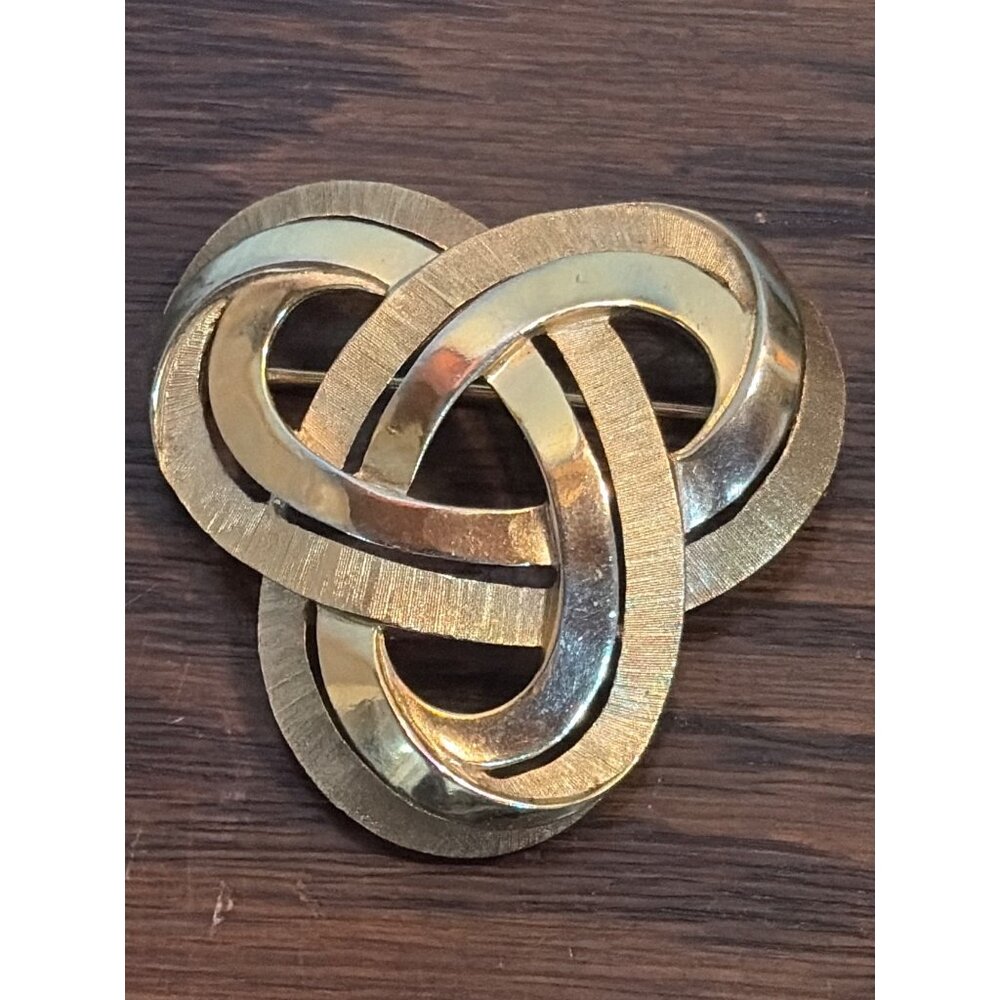 Vintage Trifari Gold-Tone Knot Brooch Pin Elegant Jewelry Accessory